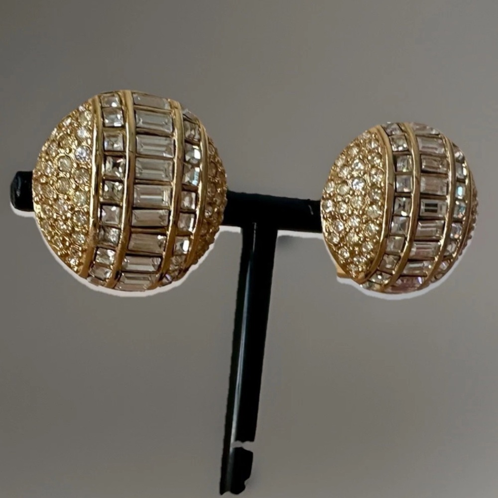 ⭐️ Dior Vintage Gold Plated Crystal Medallion Clip On Earrings - Picture 4 of 6